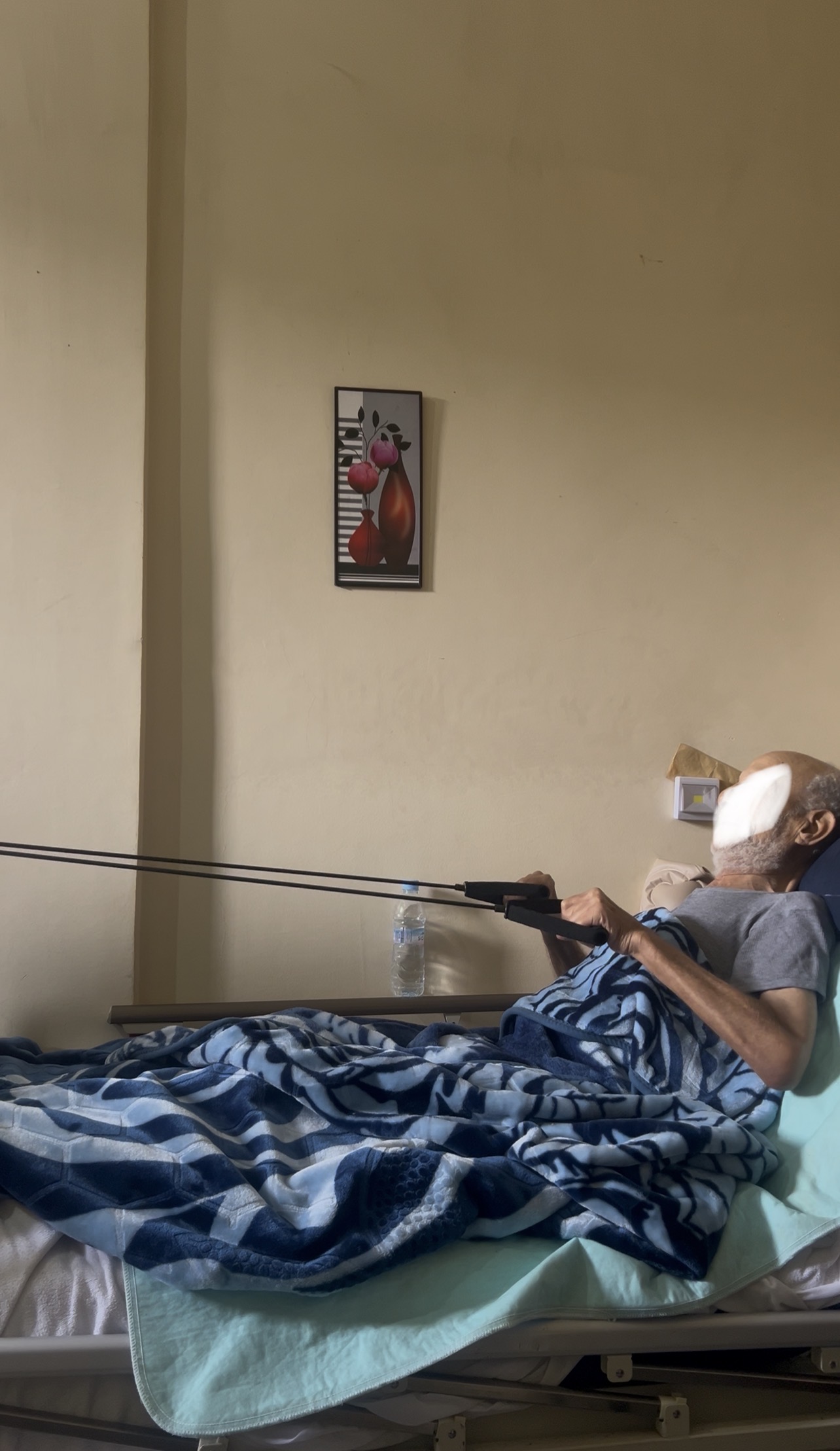 Therapeutic rehabilitation session with a patient in a home-care setting
